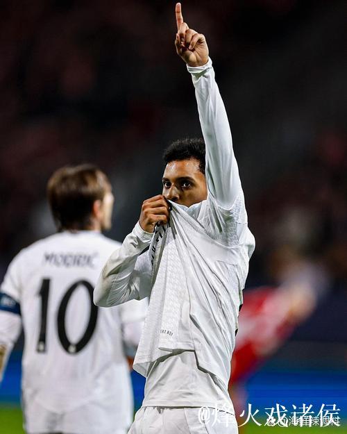 豪门综述：“弃将”罗德里戈连场破门 皇马客场2比1阿拉维斯 紧追巴萨